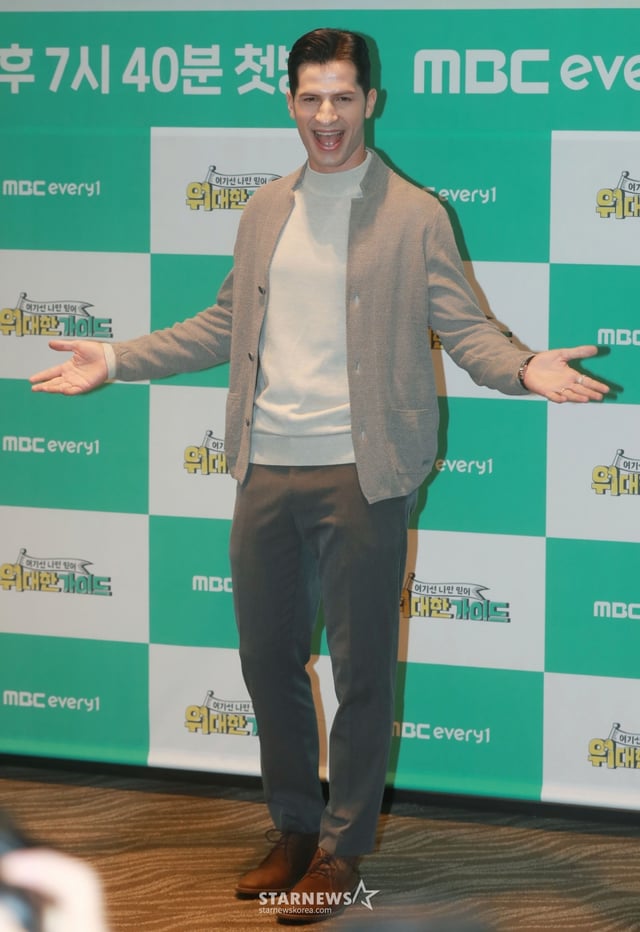 방송인 알베르토 몬디가 16일 오후 서울 마포구 상암동 스탠포드 호텔에서 진행된 MBC에브리원 새 예능 '위대한 가이드' 제작발표회에 참석해 포즈를 취하고 있다. /2023.10.16 /사진=이동훈