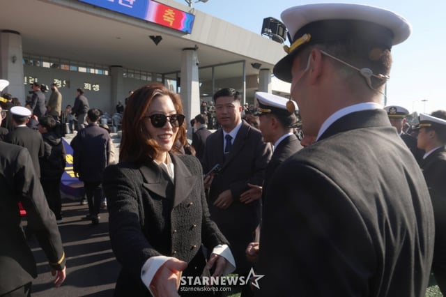 [창원=뉴시스] 차용현 기자 = 임세령 대상홀딩스 부회장이 28일 오후 경남 창원시 진해구 해군사관학교 연병장에서 열린 제139기 해군·해병대 사관후보생 수료 및 임관식에서 아들인 이지호 신임 소위를 격려하고 있다. (공동취재) 2025.11.28. photo@newsis.com /사진=류현주