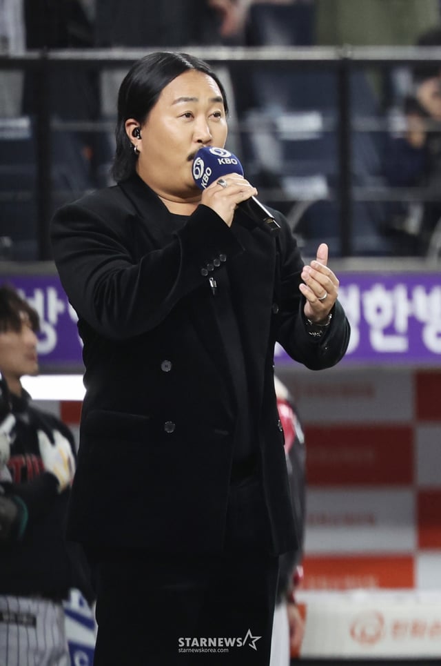 (대전=뉴스1) 구윤성 기자 = 30일 오후 대전 한화생명볼파크에서 열린 프로야구 2025 신한 SOL뱅크 KBO 한국시리즈 4차전 LG트윈스와 한화 이글스의 경기, 가수 조째즈가 애국가를 부르고 있다. 2025.10.30/뉴스1 Copyright © 뉴스1. All rights reserved. 무단 전재 및 재배포, AI학습 이용 금지. /사진=(대전=뉴스1) 구윤성 기자