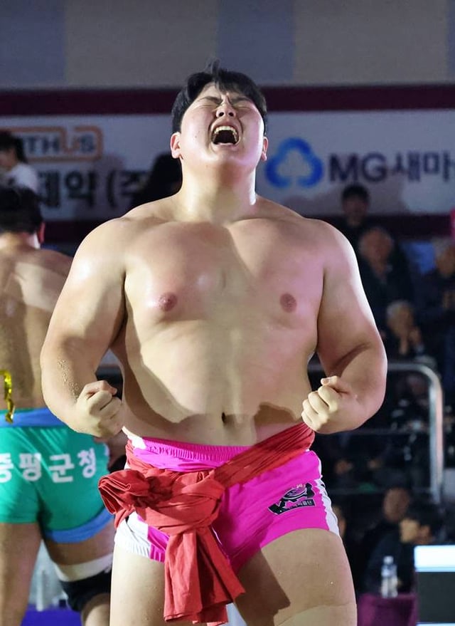 29일 경상북도 의성군 의성종합체육관에서 열린 '위더스제약 2025 의성천하장사씨름대축제' 천하장사에 등극한 김민재(영암군민속씨름단)가 우승 후 기쁨을 표하고 있다. /사진=대한씨름협회 제공
