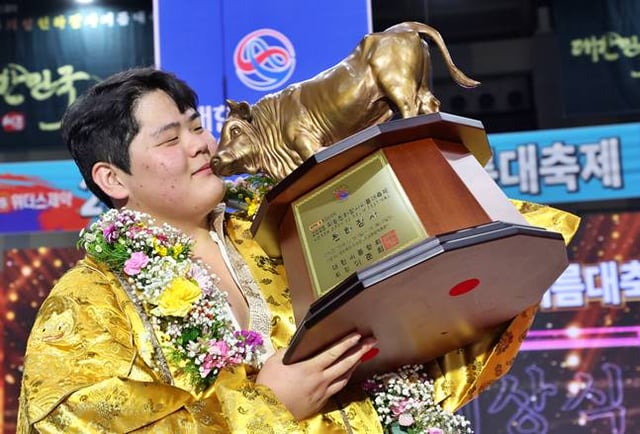 29일 경상북도 의성군 의성종합체육관에서 열린 '위더스제약 2025 의성천하장사씨름대축제' 천하장사에 등극한 김민재(영암군민속씨름단)가 장사인증서와 천하장사 황소트로피를 들고 기념사진을 찍고 있다. /사진=대한씨름협회 제공