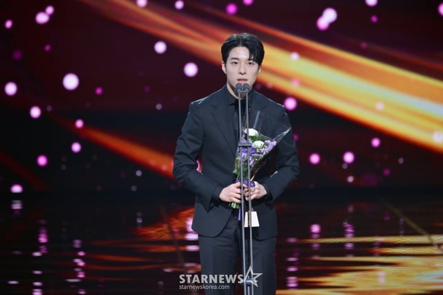 배우 남다름이 11일 오후 KBS 2TV에서 방송된 '2024 KBS 연기대상'에서 드라마스페셜상을 수상한 뒤 소감을 말하고 있다.  '2024 KBS 연기대상'은 지난달 31일 서울 영등포구 여의도 KBS홀에서 MC 장성규, 소녀시대 서현, 문상민의 진행 아래 시상식이 꾸며졌다. 작년 12월 29일 무안공항 제주항공 여객기 참사 여파로 국가 애도 기간이 선포됨에 따라 추모 물결에 동참, 예정된 생중계를 취소하고 방송을 한 해 미뤘다. / 사진제공=KBS /사진=김창현 chmt@