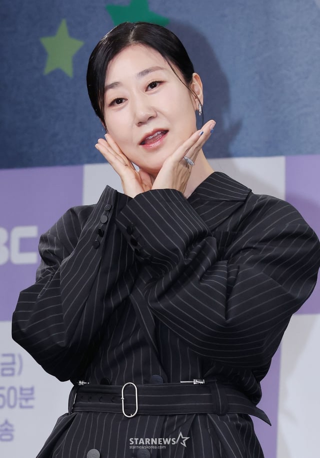 배우 라미란이 16일 서울 상암동 MBC에서 진행된 새 금토드라마 '달까지 가자' 제작발표회에 참석해 포즈를 취하고 있다. 월급만으론 생존할 수 없는 흙수저 세 여자가 코인 투자에 뛰어들며 벌어지는 하이퍼리얼리즘 생존 드라마 '달까지 가자'는 오는 19일 첫 방송된다. /2025.09.16 /사진=이동훈 photoguy@