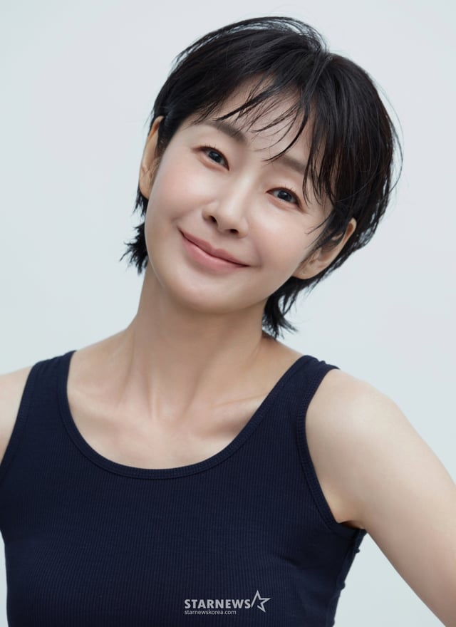 JTBC 토일드라마 '서울 자가에 대기업 다니는 김 부장 이야기'의 배우 명세빈이 1일 진행된 종영 라운드 인터뷰를 위해 포즈를 취하고 있다. /사진제공=코스모엔터테인먼트 2025.12.01 /사진=이동훈 photoguy@