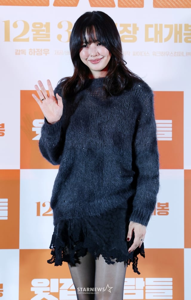 배우 이하늬가 25일 서울 강남구 메가박스 코엑스에서 진행된 영화 '윗집사람들(감독 하정우)' 언론시사회 및 기자간담회에서 포즈를 취하고 있다./2025.11.25 /사진=김휘선 hwijpg@