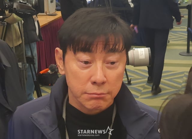 신태용 울산 HD 전 감독이 1일 서울 서대문구 홍은동 스위스그랜드호텔에서 '하나은행 K리그 대상 시상식'에 앞서 취재진 질문에 답하고 있다. /사진=박재호 기자