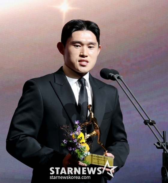 이동경이 1일 서울 서대문구 홍은동 스위스그랜드호텔에서 열린 '하나은행 K리그 2025 대상 시상식에서 K리그1 MVP 수상 후 소감을 이야기하고 있다. /사진=강영조 선임 기자