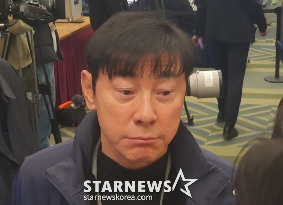 신태용 울산 HD 전 감독이 1일 서울 서대문구 홍은동 스위스그랜드호텔에서 '하나은행 K리그 대상 시상식'에 앞서 취재진 질문에 답하고 있다. /사진=박재호 기자