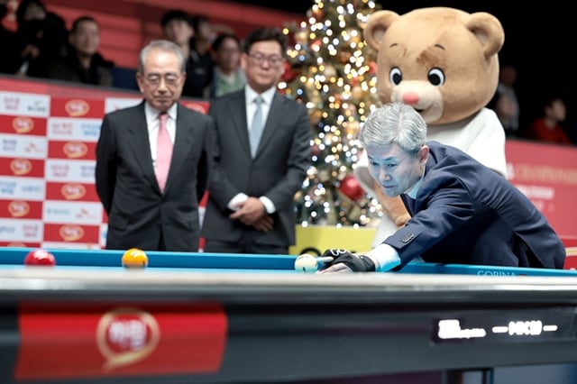 하림그룹 천세기 최고재무책임자(CFO)가 '하림 PBA-LPBA 챔피언십' 개막식서 대회 성공 개최를 위한 시타를 하고 있다. /사진=PBA