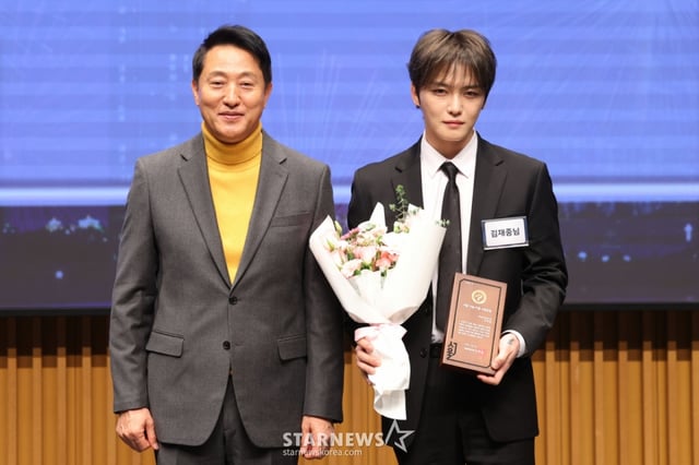 (서울=뉴스1) 이광호 기자 = 오세훈 서울시장이 2일 오전 서울 중구 서울시청에서 열린 2025 서울 나눔-이음 기념식에서 기부 문화 활성화 유공 표창 수상자인 가수 김재중과 기념촬영을 하고 있다. 2025.12.2/뉴스1 Copyright © 뉴스1. All rights reserved. 무단 전재 및 재배포, AI학습 이용 금지. /사진=(서울=뉴스1) 이광호 기자