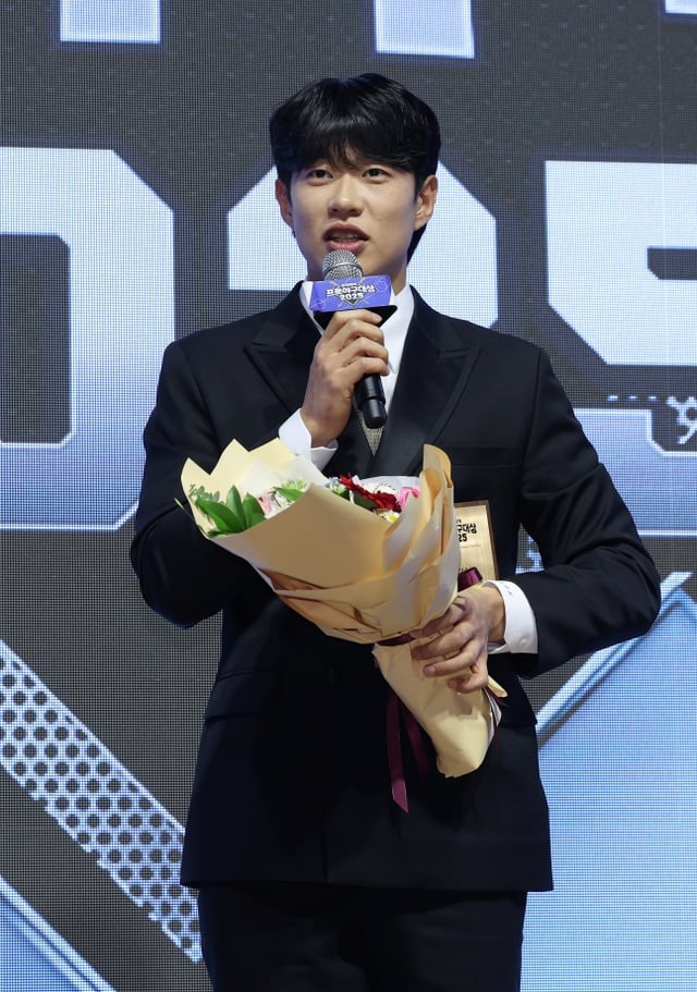 송성문(키움)이 2일 서울 강남구 역삼동 라움아트센터에서 열린 '2025 조아제약 프로야구 대상' 시상식에서 최고 야수을 수상했다. /사진=일간스포츠 제공