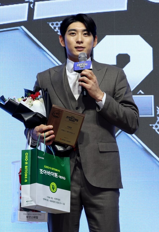 이정후(샌프란시스코)가 2일 서울 강남구 역삼동 라움아트센터에서 열린 '2025 조아제약 프로야구 대상' 시상식에서 특별상을 수상했다. /사진=일간스포츠 제공