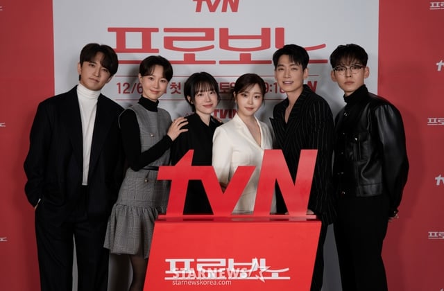 배우 윤나무, 이유영, 소주연, 서혜원, 정경호, 강형석이 2일 온라인으로 진행된 tvN 새 토일드라마 '프로보노' 제작발표회에 참석해 포즈를 취하고 있다.  초대형 로펌 구석방, 매출 제로 공익팀에 갇힌 출세에 목맨 전직 속물 판사의 좌충우돌 휴먼 법정물 '프로보노'는 오는 6일 첫 방송된다. /사진제공=tvN 2025.12.02 /사진=이동훈 photoguy@
