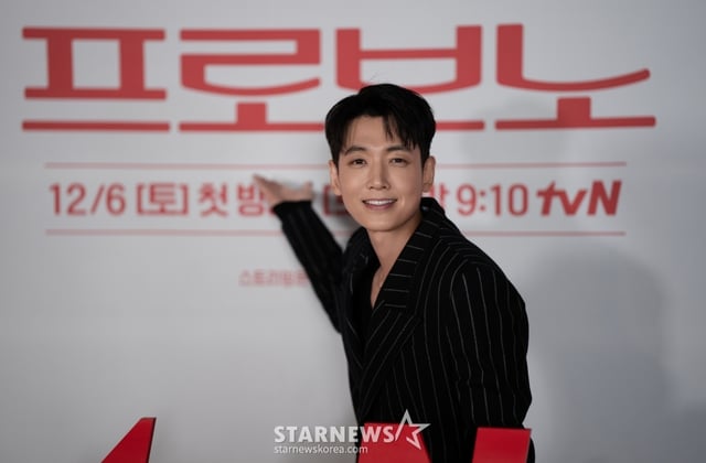 배우 정경호가 2일 온라인으로 진행된 tvN 새 토일드라마 '프로보노' 제작발표회에 참석해 포즈를 취하고 있다.  초대형 로펌 구석방, 매출 제로 공익팀에 갇힌 출세에 목맨 전직 속물 판사의 좌충우돌 휴먼 법정물 '프로보노'는 오는 6일 첫 방송된다. /사진제공=tvN 2025.12.02 /사진=이동훈 photoguy@