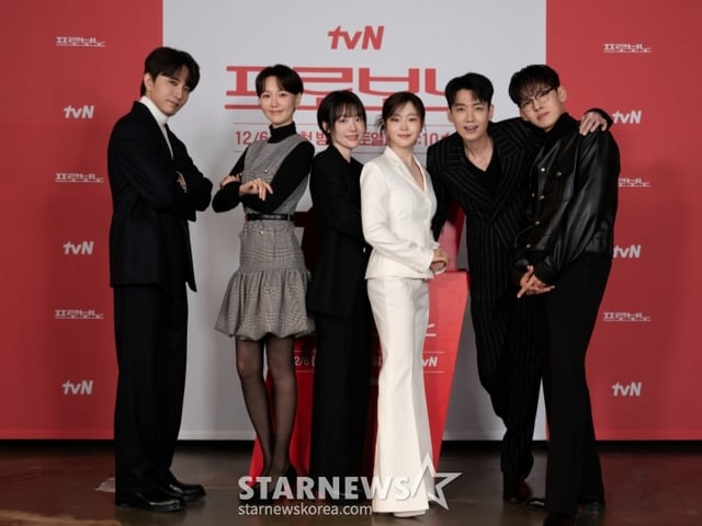 배우 윤나무, 이유영, 소주연, 서혜원, 정경호, 강형석이 2일 온라인으로 진행된 tvN 새 토일드라마 '프로보노' 제작발표회에 참석해 포즈를 취하고 있다.  초대형 로펌 구석방, 매출 제로 공익팀에 갇힌 출세에 목맨 전직 속물 판사의 좌충우돌 휴먼 법정물 '프로보노'는 오는 6일 첫 방송된다. /사진제공=tvN 2025.12.02 /사진=이동훈 photoguy@