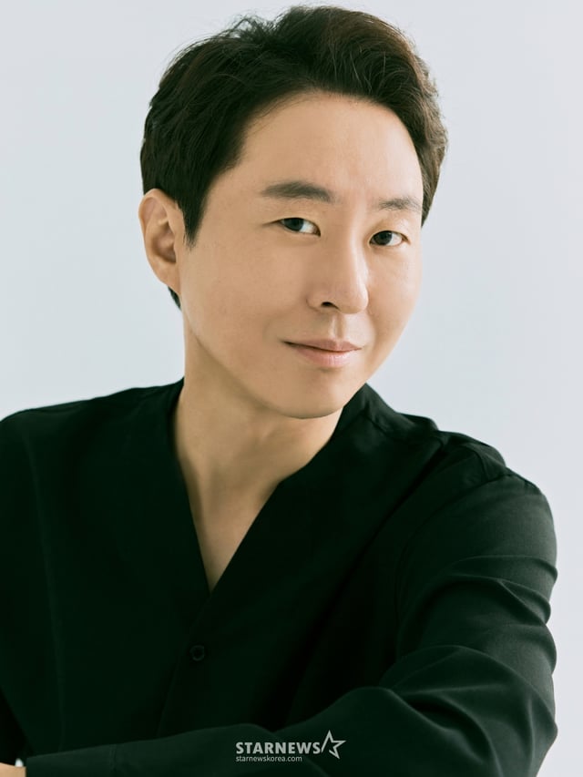 JTBC 드라마 '서울 자가에 대기업 다니는 김 부장 이야기'의 배우 이현균이 2일 진행된 인터뷰를 위해 포즈를 취하고 있다. /사진제공=빅보스엔터테인먼트 /2025.12.02 /사진=김휘선 hwijpg@