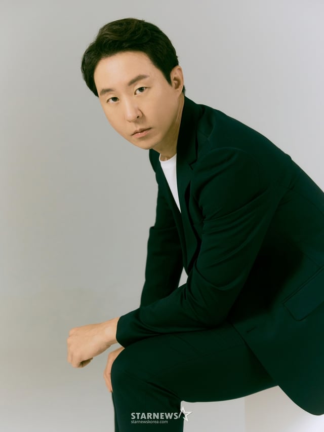 JTBC 드라마 '서울 자가에 대기업 다니는 김 부장 이야기'의 배우 이현균이 2일 진행된 인터뷰를 위해 포즈를 취하고 있다. /사진제공=빅보스엔터테인먼트 /2025.12.02 /사진=김휘선 hwijpg@