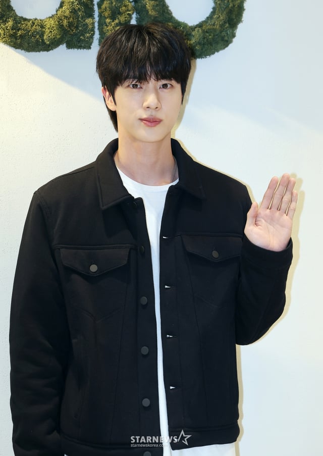 (서울=뉴스1) 김진환 기자 = BTS 진이 1일 오후 서울 강남구 도산공원에 위치한 프리미엄 라이프스타일 브랜드 알로(alo) 플래그십 스토어에서 열린 포토행사에 참석해 포즈를 취하고 있다. 2025.7.1/뉴스1 Copyright © 뉴스1. All rights reserved. 무단 전재 및 재배포, AI학습 이용 금지. /사진=(서울=뉴스1) 김진환 기자