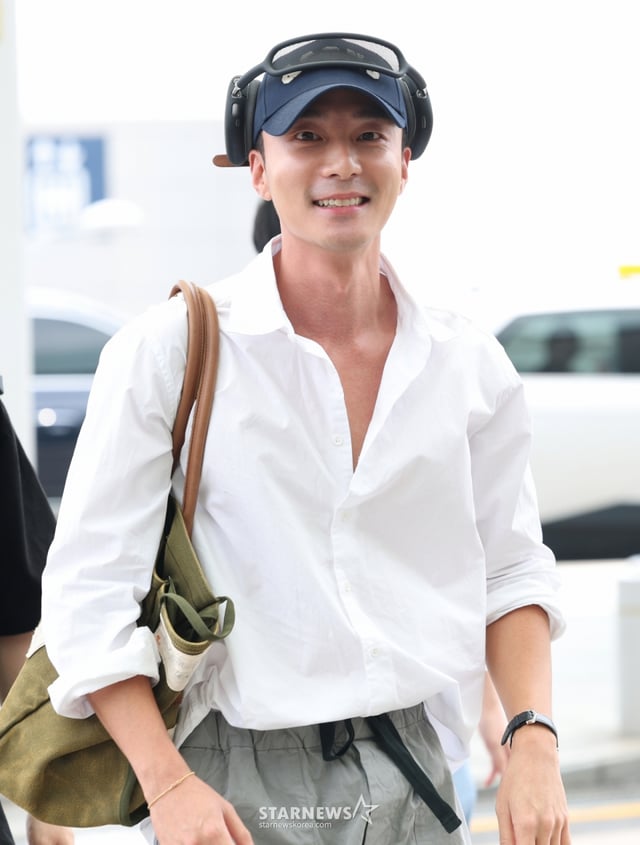 (인천공항=뉴스1) 권현진 기자 = 가수 로이킴이 1일 오전 해외 일정을 위해 인천국제공항을 통해 미국 LA로 출국하고 있다. 2025.8.1/뉴스1 Copyright © 뉴스1. All rights reserved. 무단 전재 및 재배포, AI학습 이용 금지. /사진=(인천공항=뉴스1) 권현진 기자