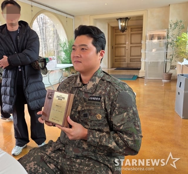 상무 한동희가 2일 서울 강남구 역삼동 라움아트센터에서 열린 '2025 조아제약 프로야구 대상' 시상식에서 헤파토스상을 수상한 후 취재진과 인터뷰를 가졌다. /사진=김동윤 기자