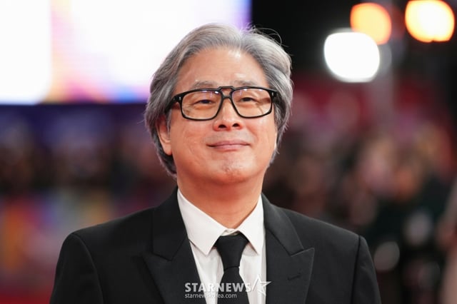 [런던=AP/뉴시스] 박찬욱 감독이 15일(현지 시간) 영국 런던에서 열린 제69회 런던 영화제에서 영화 ‘어쩔 수가 없다' 시사회에 참석해 포토타임을 갖고 있다. 2025.10.16. /사진=민경찬