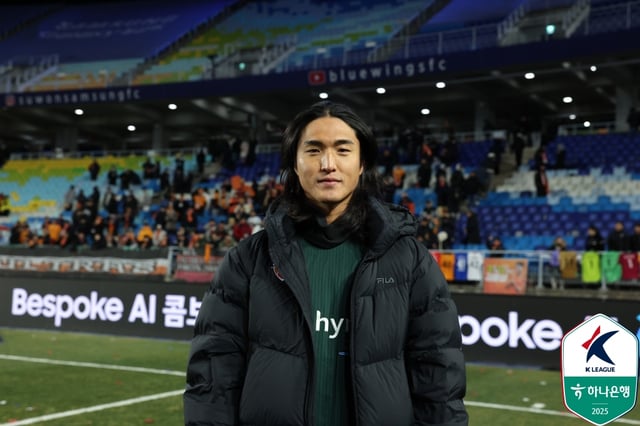 김동준이 3일 오후 7시 수원월드컵경기장에서 열린 하나은행 K리그 승강 플레이오프(PO) 1차전 경기가 끝난 뒤 제주 서포터 앞에서 기념촬영하고 있다. /사진=한국프로축구연맹 제공