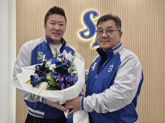 최형우(왼쪽)와 유정근 삼성 라이온즈 대표이사. /사진=삼성 라이온즈 제공