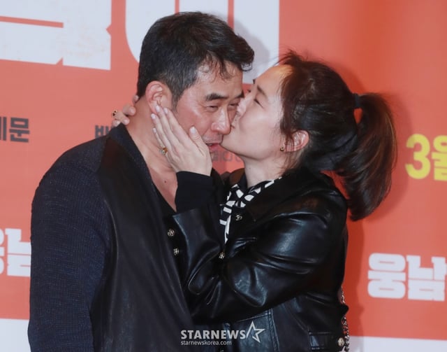 최민수, 강주은 부부가 20일 서울 CGV 용산아이파크몰에서 진행된 영화 '웅남이'(감독 박성광) VIP시사회에 참석해 포즈를 취하고 있다. 반달곰이라는 특별한 '비밀'을 가진 사나이가 특유의 짐승 같은 능력으로 국제 범죄 조직에 대항하여 공조 수사를 하며 벌어지는 코믹 액션 '웅남이'는 오는 22일 개봉한다. /2023.03.20