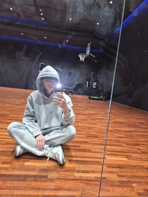 3일 위버스에 올린 진의 셀카