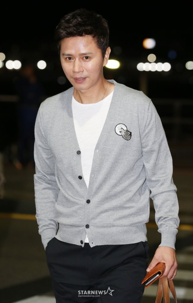 SM워크샵을 위해 하와이로 출국하는 각 그룹 멤버들이 28일 오후 인천국제공항 출국장으로 들어서고 있다.  소녀시대, 이특, 엠버, 레드벨벳, 엑소, 다나, 엔시티, 김민종, 이동우 /사진=이동훈 기자 photoguy@