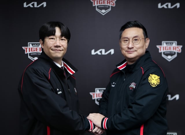 양현종(왼쪽)과 심재학 단장. /사진=KIA 타이거즈