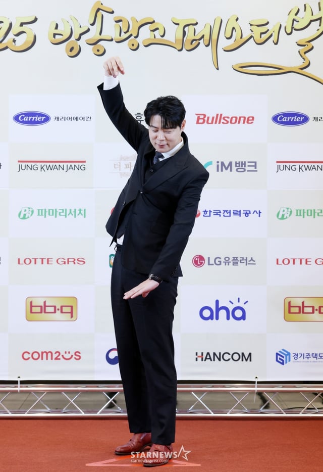 최현석 셰프가 22일 서울 영등포구 중소기업중앙회에서 열린 '2025 방송광고페스티벌' 시상식에 참석해 포즈를 취하고 있다. 올해로 17회째를 맞는 'MTN 방송광고 페스티벌'은 광고인과 시청자들을 위한 축제의 장을 마련하고, 혁신적 광고 메시지를 발굴해 광고 문화 발전에 기여한다는 취지로 지난 2009년부터 개최되고 있는 머니투데이방송(MTN)이 개최해온 특별한 시상식이다. /2025.07.22 /사진=김휘선 hwijpg@