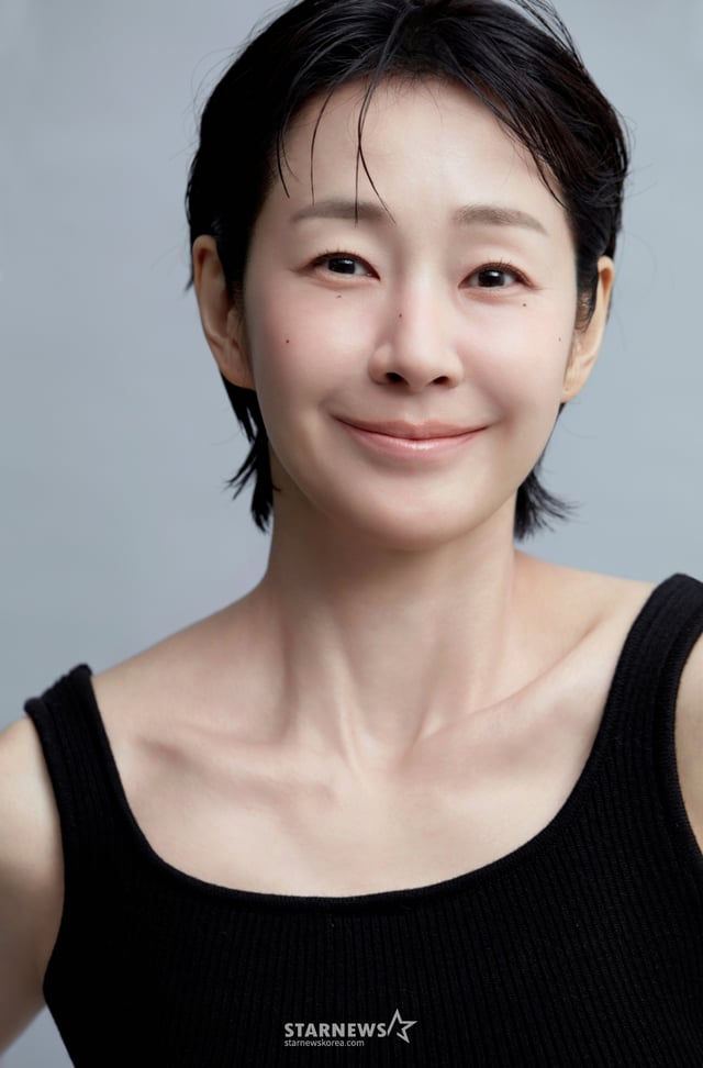 JTBC 토일드라마 '서울 자가에 대기업 다니는 김 부장 이야기'의 배우 명세빈이 1일 진행된 종영 라운드 인터뷰를 위해 포즈를 취하고 있다. /사진제공=코스모엔터테인먼트 2025.12.01 /사진=이동훈 photoguy@