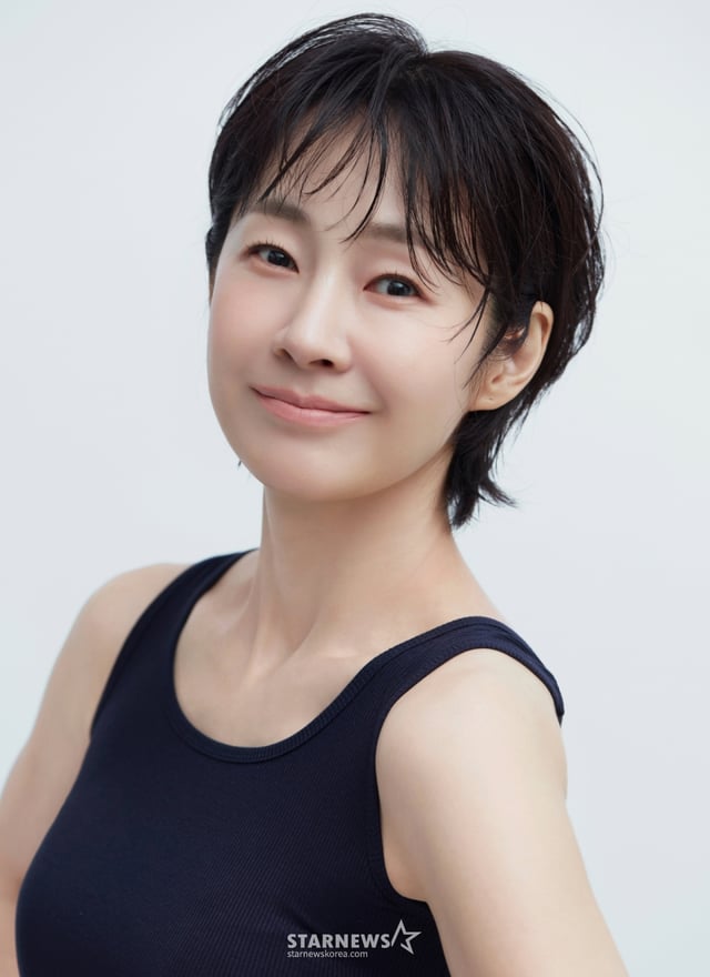 JTBC 토일드라마 '서울 자가에 대기업 다니는 김 부장 이야기'의 배우 명세빈이 1일 진행된 종영 라운드 인터뷰를 위해 포즈를 취하고 있다. /사진제공=코스모엔터테인먼트 2025.12.01 /사진=이동훈 photoguy@