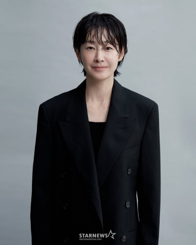 JTBC 토일드라마 '서울 자가에 대기업 다니는 김 부장 이야기'의 배우 명세빈이 1일 진행된 종영 라운드 인터뷰를 위해 포즈를 취하고 있다. /사진제공=코스모엔터테인먼트 2025.12.01 /사진=이동훈 photoguy@
