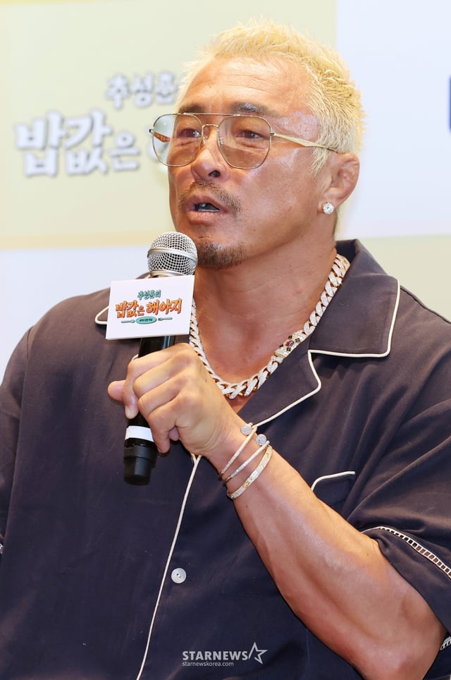 방송인 추성훈이 23일 서울 영등포구 IFC서울에서 진행된 ENA 예능 '추성훈의 밥값은 해야지' 제작발표회에 참석해 질의응답을 하고 있다. /2025.07.23 /사진=김휘선 hwijpg@