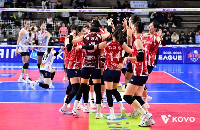 IBK기업은행 선수들이 4일 화성실내체육관에서 열린 정관장과의 진에어 2025~2026 프로배구 V-리그 여자부 홈경기 승리가 확정된 뒤 기뻐하고 있다. /사진=한국배구연맹 제공