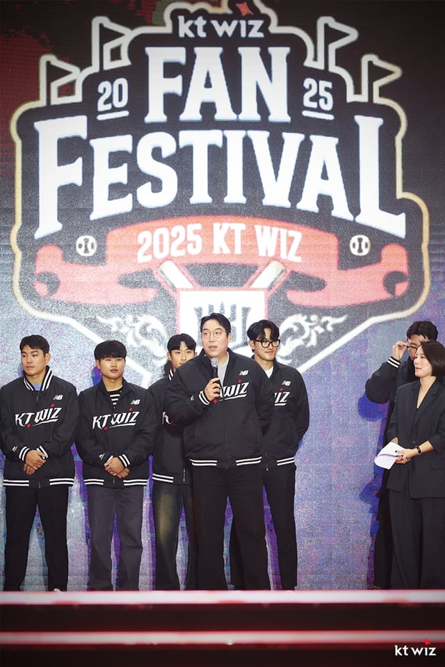 김현수(가운데)가 지난 11월 29일 KT 팬들 앞에서 마이크를 잡은 모습. /사진=KT 위즈