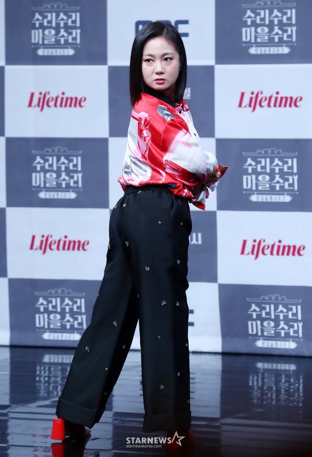 방송인 박나래가 31일 오후 서울 마포구 상암동 MBC사옥에서 진행된 라이프타임 공동제작 빈집 재생 프로젝트 '빈집살래 시즌3-수리수리 마을수리' 제작발표회에 참석해 포즈를 취하고 있다.  '빈집살래 시즌3'는 박나래, 채정안, 신동, 김민석이 M부동산 실장이 되어 빈집 4채를 각각 한 채씩 담당해 설계부터 인테리어, 가게 메뉴 개발까지 도맡아 진행한 대규모 프로젝트다. 오는 8월 2일 수요일 밤 9시, MBC와 라이프타임에서 첫 방송된다. 2023.07.31 /사진=김창현