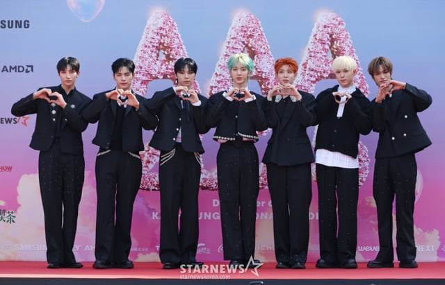 그룹 넥스지가 6일 대만 가오슝 내셔널 스타디움에서 진행된 스타뉴스 주최 '10주년 아시아 아티스트 어워즈 2025(10th Anniversary Asia Artist Awards 2025, '10주년 AAA 2025') 레드카펫 행사에 참석해 포즈를 취하고 있다. 12월 6일~7일 양일에 걸쳐 가오슝 내셔널 스타디움에서 펼쳐지는 '10주년 아시아 아티스트 어워즈 2025(10th Anniversary Asia Artist Awards 2025, '10주년 AAA 2025')'와 페스타 'ACON 2025'는 MTN(머니투데이방송)과 위버스(Weverse)를 통해 각각 TV와 온라인 스트리밍으로 생중계 된다. /2025.12.06 /사진=이동훈 photoguy@