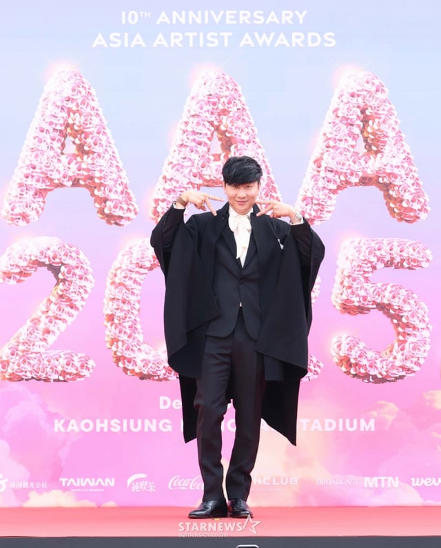 가수 임준걸이 6일 대만 가오슝 내셔널 스타디움에서 진행된 스타뉴스 주최 '10주년 아시아 아티스트 어워즈 2025(10th Anniversary Asia Artist Awards 2025, '10주년 AAA 2025') 레드카펫 행사에 참석해 포즈를 취하고 있다. 12월 6일~7일 양일에 걸쳐 가오슝 내셔널 스타디움에서 펼쳐지는 '10주년 아시아 아티스트 어워즈 2025(10th Anniversary Asia Artist Awards 2025, '10주년 AAA 2025')'와 페스타 'ACON 2025'는 MTN(머니투데이방송)과 위버스(Weverse)를 통해 각각 TV와 온라인 스트리밍으로 생중계 된다. /2025.12.06 /사진=이동훈 photoguy@