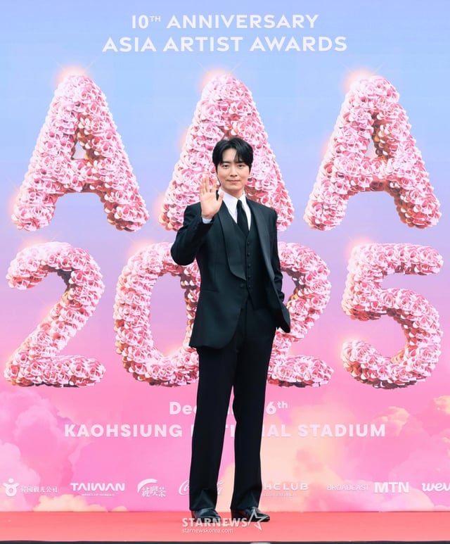 배우 이준혁이 6일 대만 가오슝 내셔널 스타디움에서 진행된 스타뉴스 주최 '10주년 아시아 아티스트 어워즈 2025(10th Anniversary Asia Artist Awards 2025, '10주년 AAA 2025') 레드카펫 행사에 참석해 포즈를 취하고 있다. 12월 6일~7일 양일에 걸쳐 가오슝 내셔널 스타디움에서 펼쳐지는 '10주년 아시아 아티스트 어워즈 2025(10th Anniversary Asia Artist Awards 2025, '10주년 AAA 2025')'와 페스타 'ACON 2025'는 MTN(머니투데이방송)과 위버스(Weverse)를 통해 각각 TV와 온라인 스트리밍으로 생중계 된다. /2025.12.06 /사진=이동훈 photoguy@