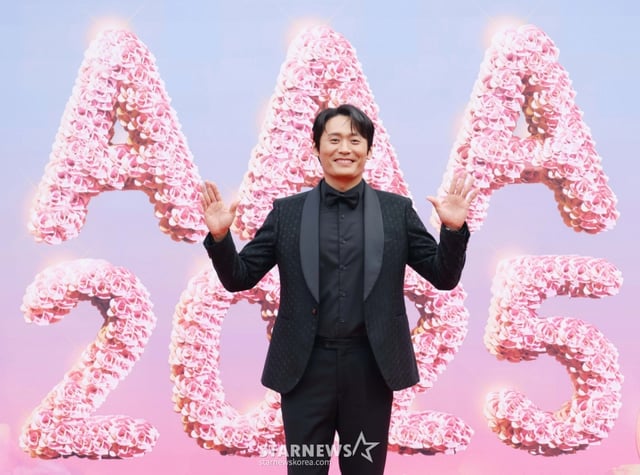 배우 최대훈이 6일 대만 가오슝 내셔널 스타디움에서 진행된 스타뉴스 주최 '10주년 아시아 아티스트 어워즈 2025(10th Anniversary Asia Artist Awards 2025, '10주년 AAA 2025') 레드카펫 행사에 참석해 포즈를 취하고 있다. 12월 6일~7일 양일에 걸쳐 가오슝 내셔널 스타디움에서 펼쳐지는 '10주년 아시아 아티스트 어워즈 2025(10th Anniversary Asia Artist Awards 2025, '10주년 AAA 2025')'와 페스타 'ACON 2025'는 MTN(머니투데이방송)과 위버스(Weverse)를 통해 각각 TV와 온라인 스트리밍으로 생중계 된다. /2025.12.06 /사진=이동훈 photoguy@