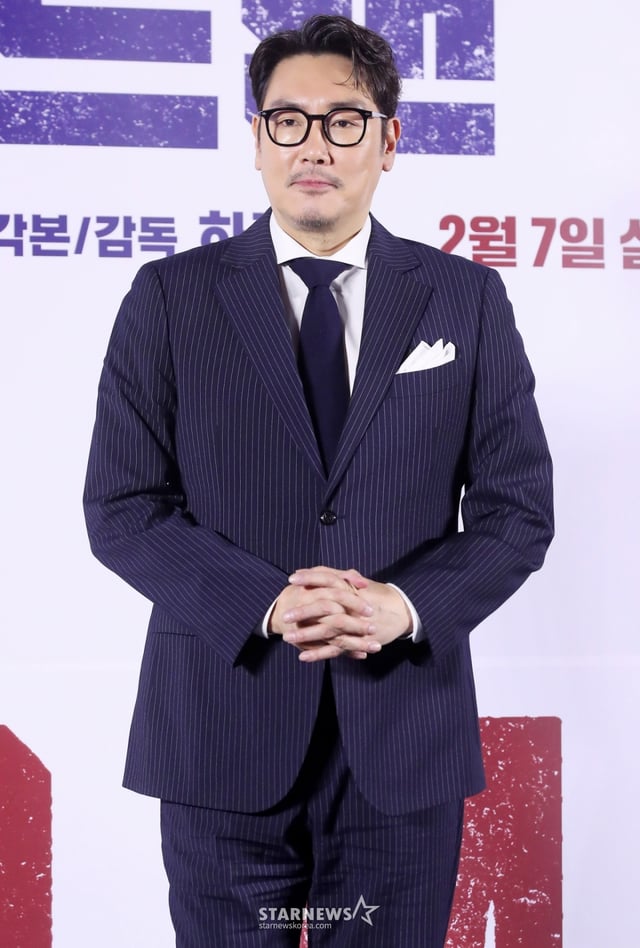 배우 조진웅이 19일 오전 서울 성동구 메가박스 성수에서 진행된 영화 '데드맨' 제작보고회에 참석해 포즈를 취하고 있다. '데드맨'은 이름값으로 돈을 버는 일명 바지사장계의 에이스가 1000억 원 횡령 누명을 쓰고 '죽은 사람'으로 살아가게 된 후 이름 하나로 얽힌 사람들과 빼앗긴 인생을 되찾기 위해 추적에 나서는 이야기를 그린 영화다. 내달 7일 개봉. 2024.01.19 /사진=김창현