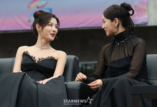 배우 김유정과 혜리가 6일 가오슝 내셔널 스타디움에서 진행된 스타뉴스 주최 '10주년 아시아 아티스트 어워즈 2025(10th Anniversary Asia Artist Awards 2025, '10주년 AAA 2025') 수상자석에서 대화룰 나누고 있다. 12월 6일~7일 양일에 걸쳐 가오슝 내셔널 스타디움에서 펼쳐지는 '10주년 아시아 아티스트 어워즈 2025(10th Anniversary Asia Artist Awards 2025, '10주년 AAA 2025')'와 페스타 'ACON 2025'는 MTN(머니투데이방송)과 위버스(Weverse)를 통해 각각 TV와 온라인 스트리밍으로 생중계 된다. /사진=김진경 kim.jinkyung@