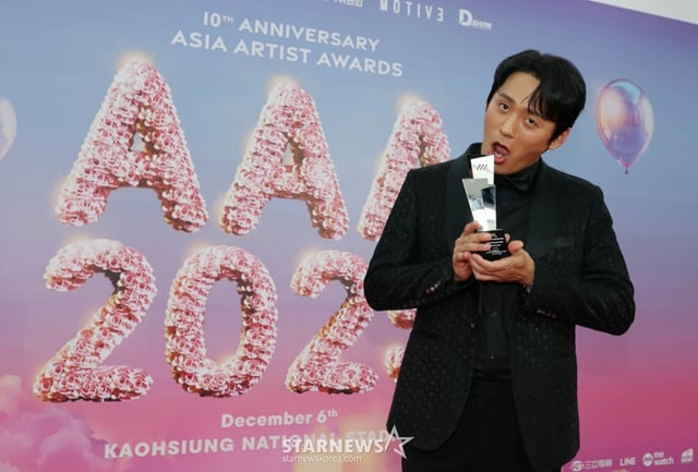 배우 최대훈이 6일 가오슝 내셔널 스타디움에서 진행된 스타뉴스 주최 '10주년 아시아 아티스트 어워즈 2025(10th Anniversary Asia Artist Awards 2025, '10주년 AAA 2025')에서 신스틸러상을 수상한 뒤 포즈를 취하고 있다. 12월 6일~7일 양일에 걸쳐 가오슝 내셔널 스타디움에서 펼쳐지는 '10주년 아시아 아티스트 어워즈 2025(10th Anniversary Asia Artist Awards 2025, '10주년 AAA 2025')'와 페스타 'ACON 2025'는 MTN(머니투데이방송)과 위버스(Weverse)를 통해 각각 TV와 온라인 스트리밍으로 생중계 된다. /2025.12.06 /사진=이동훈 photoguy@