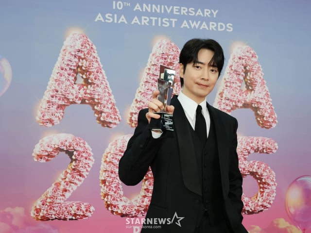 배우 이준혁이 6일 가오슝 내셔널 스타디움에서 진행된 스타뉴스 주최 '10주년 아시아 아티스트 어워즈 2025(10th Anniversary Asia Artist Awards 2025, '10주년 AAA 2025')에서 10 레젠더리 남자배우상을 수상한 뒤 포즈를 취하고 있다. 12월 6일~7일 양일에 걸쳐 가오슝 내셔널 스타디움에서 펼쳐지는 '10주년 아시아 아티스트 어워즈 2025(10th Anniversary Asia Artist Awards 2025, '10주년 AAA 2025')'와 페스타 'ACON 2025'는 MTN(머니투데이방송)과 위버스(Weverse)를 통해 각각 TV와 온라인 스트리밍으로 생중계 된다. /2025.12.06 /사진=이동훈 photoguy@