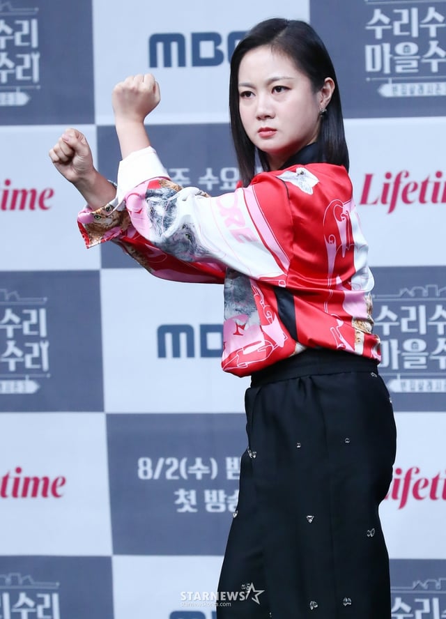 방송인 박나래가 31일 오후 서울 마포구 상암동 MBC사옥에서 진행된 라이프타임 공동제작 빈집 재생 프로젝트 '빈집살래 시즌3-수리수리 마을수리' 제작발표회에 참석해 포즈를 취하고 있다.  '빈집살래 시즌3'는 박나래, 채정안, 신동, 김민석이 M부동산 실장이 되어 빈집 4채를 각각 한 채씩 담당해 설계부터 인테리어, 가게 메뉴 개발까지 도맡아 진행한 대규모 프로젝트다. 오는 8월 2일 수요일 밤 9시, MBC와 라이프타임에서 첫 방송된다. 2023.07.31 /사진=김창현