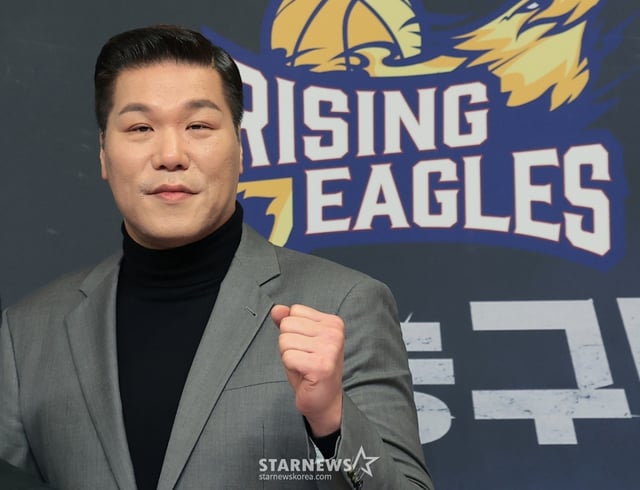 (서울=뉴스1) 권현진 기자 = 서장훈 감독이 29일 오전 서울 양천구 목동 SBS에서 열린 새 농구 예능 프로그램 '열혈농구단’ 제작발표회에 참석해 포즈를 취하고 있다. '열혈농구단'은 농구계의 전설 서장훈이 직접 만든 전설의 농구단 '라이징이글스'의 아시아 제패기를 다루는 예능이다. 2025.11.26/뉴스1 Copyright © 뉴스1. All rights reserved. 무단 전재 및 재배포, AI학습 이용 금지. /사진=(서울=뉴스1) 권현진 기자