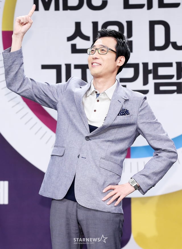 $ 개그맨 이윤석이 30일 오후 서울 마포구 상암 MBC에서 진행된 '2016 MBC 라디오 신입 DJ 기자간담회'에 참석해 포즈를 취하고 있다. /사진=hwijpg@(김휘선 인턴기자)